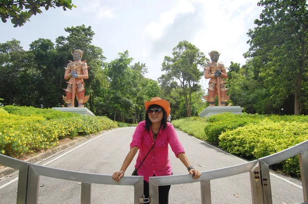 Thaise vrouw portret op Wat Phra Mahathat chedi Pakdee Prakard — Stockfoto