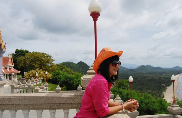 Retrato de mujer tailandesa en Wat Phra Mahathat chedi Pakdee Prakard — Foto de Stock