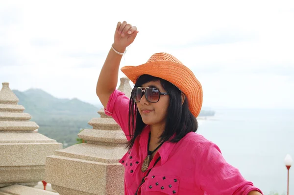 Thai frau portrait at wat phra mahathat chedi pakdee prakard — Stockfoto