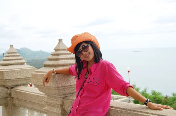 Retrato de mujer tailandesa en Wat Phra Mahathat chedi Pakdee Prakard —  Fotos de Stock