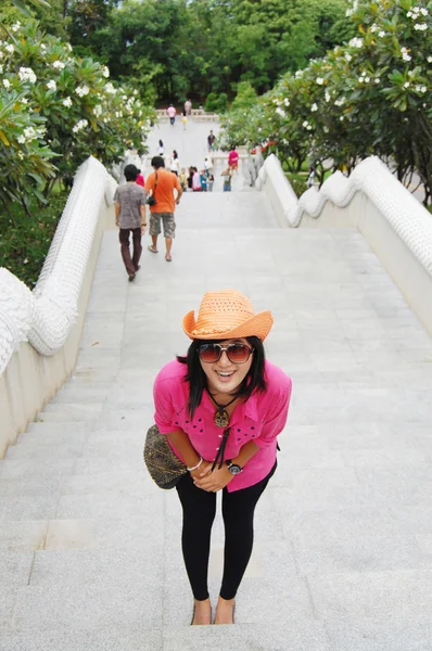 Retrato de mujer tailandesa en Wat Phra Mahathat chedi Pakdee Prakard —  Fotos de Stock