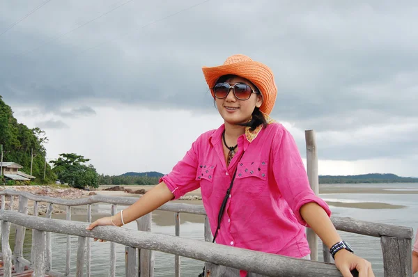 Mujer tailandesa de pie en el puente —  Fotos de Stock