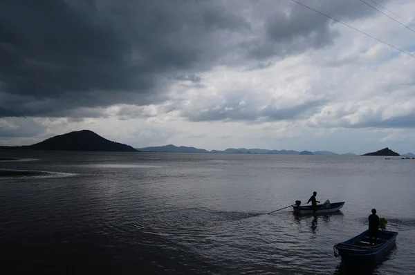 Barco de pesca flotando en el mar mientras llueve la tormenta —  Fotos de Stock