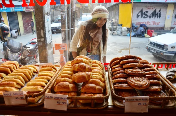 Путешественница тайская женщины люди ищут и выбрать хлеб — стоковое фото