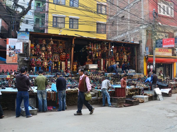 纪念品店和当地人民在 Thamel 市场街 — 图库照片