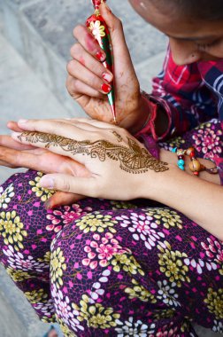 Nepal kız boya Mehndi veya kına Hindistan tarzı Tayland seyahat kadınlar için