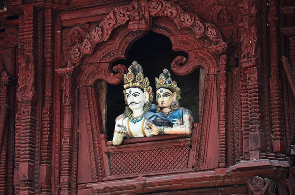 Statue en bois sculpté shiva et parvati — Photo