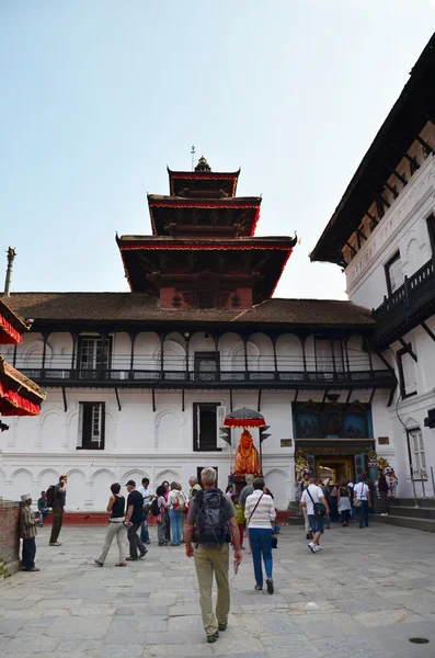 Podróżnik i Nepalu ludzi podróży i modlić się posąg Hanuman — Zdjęcie stockowe
