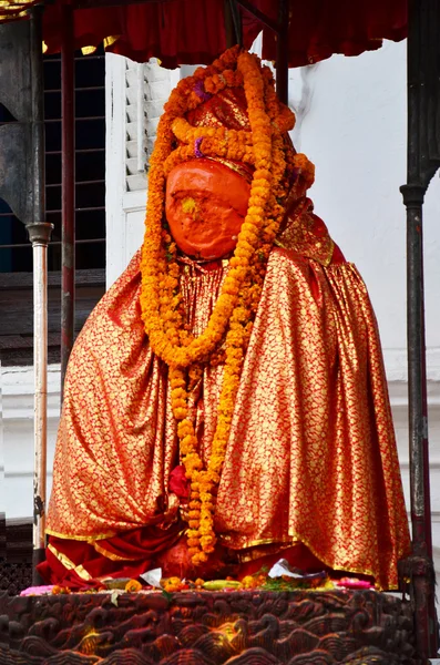 Хануман статую для молитися в передній частині Хануман Dhoka — стокове фото