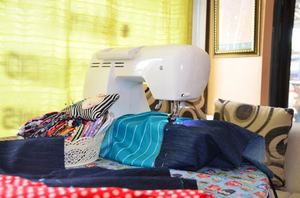Mulheres asiáticas usam máquina de costura roupas — Fotografia de Stock