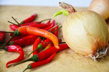 Biber ve soğan ile mutfak araçları beyaz arka plan üzerinde