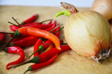 Biber ve soğan ile mutfak araçları beyaz arka plan üzerinde