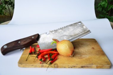 Biber ve soğan ile mutfak araçları beyaz arka plan üzerinde