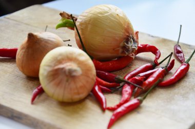 Biber ve soğan ile mutfak araçları beyaz arka plan üzerinde