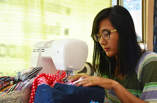 Asiatische Frauen benutzen Maschinen beim Nähen von Kleidung — Stockfoto