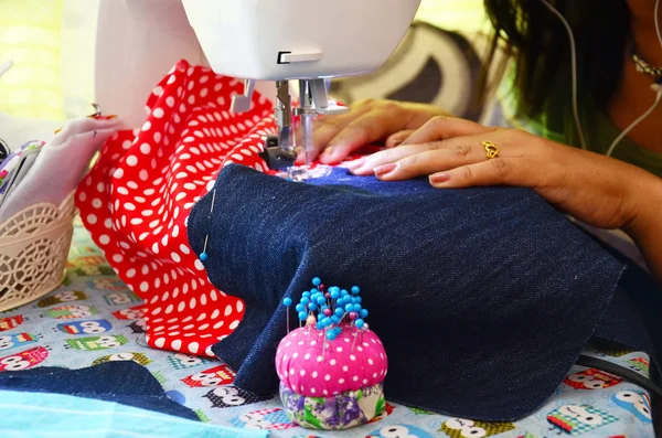 Les femmes asiatiques utilisent des vêtements de couture machine — Photo