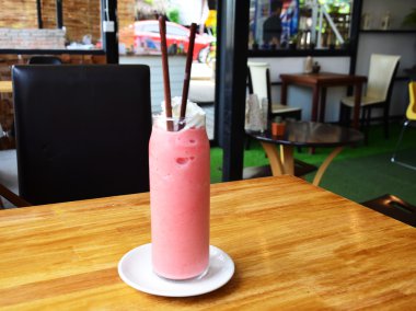 çilek muz smoothies ile