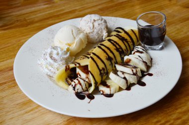 dondurma ve çikolata tepesi ile muz gözleme