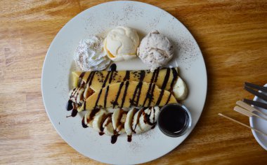 dondurma ve çikolata tepesi ile muz gözleme