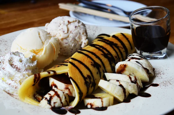Gofre de plátano con helado y cobertura de chocolate —  Fotos de Stock