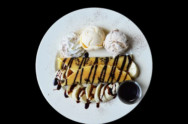 Gofre de plátano con helado y cobertura de chocolate — Foto de Stock