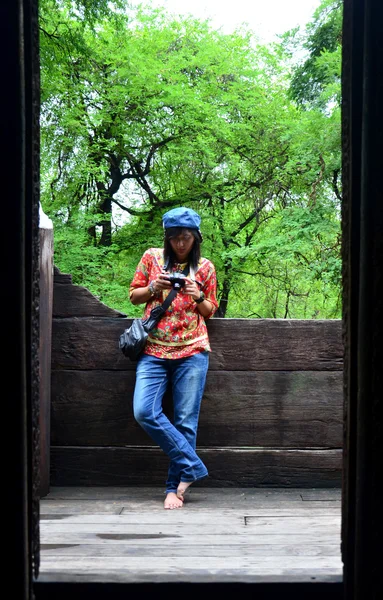 Thai women shooting photo at Shwenandaw Monastery — Stock Photo, Image