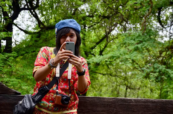 Tajskie kobiety używać telefonu komórkowego fotografowania zdjęcie w Shwenandaw Monaste — Zdjęcie stockowe