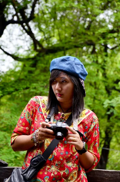 Mujeres tailandesas tomando fotos en el monasterio de Shwenandaw — Foto de Stock