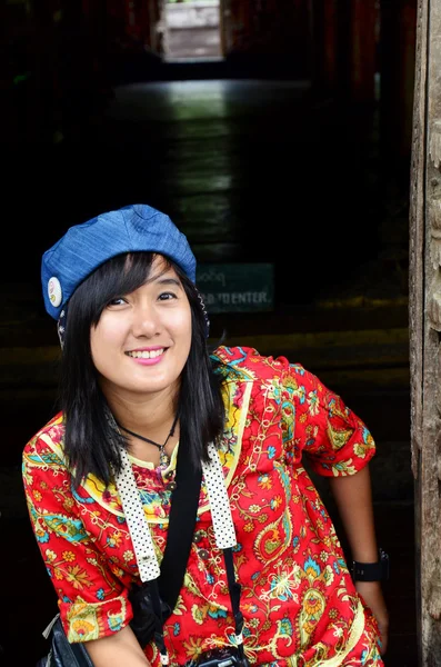태국 여성 여행 및 Shwenandaw 수도원에서 초상화 — 스톡 사진