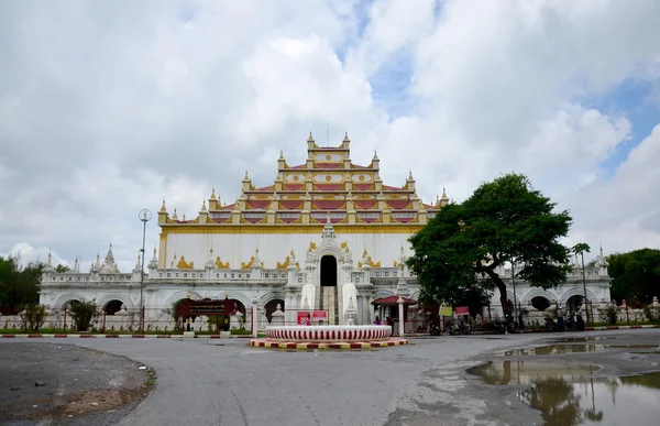 Монастырь Атумаши Кьяунг в Мандалае, Мьянма (Бирма) ) — стоковое фото