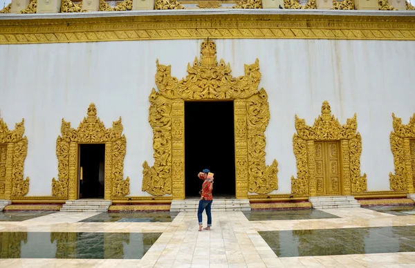 Les femmes thaïlandaises voyagent au temple Atumashi — Photo