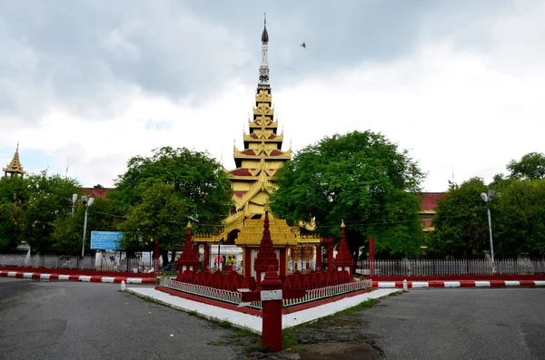 Μπροστά από το παλάτι του Mandalay στο Mandalay, Μιανμάρ. — Φωτογραφία Αρχείου