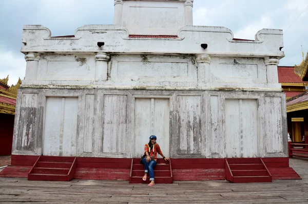 Las mujeres tailandesas viajan y retratan en Mandalay Palace — Foto de Stock