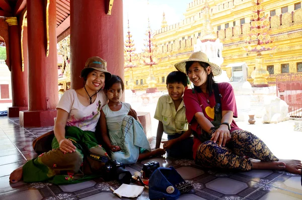 Burmesische Kinder machen Foto mit Ausländern in der shwezigon Pagode — Stockfoto