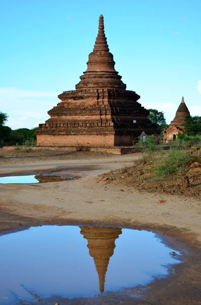 Odraz pagada na starověké město v Bagan — Stock fotografie