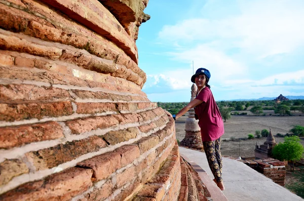 Voyageur thai femme attendre coucher de soleil à Bagan — Photo