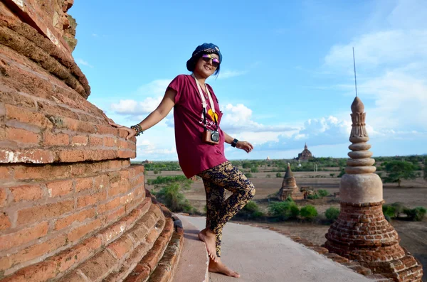 Voyageur thai femme attendre coucher de soleil à Bagan — Photo