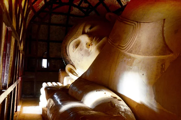 Large Reclining Manuha Buddha at Shinbinthalyaung Temple — 图库照片