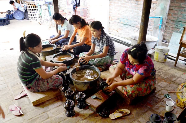 Birmanesa pessoas trabalhando feito Lacquerware — Fotografia de Stock