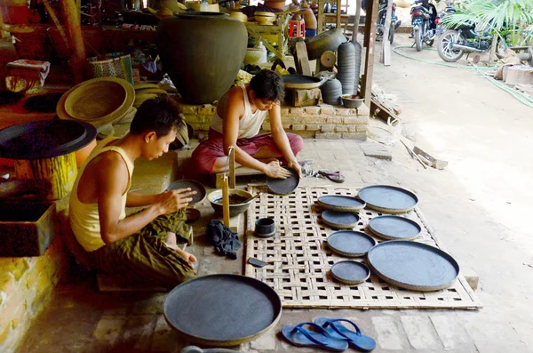 Birmano gente trabajando hecho Lacquerware — Foto de Stock
