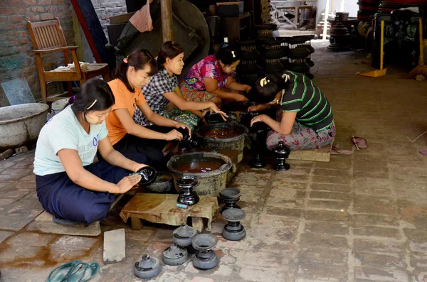 Birmano gente trabajando hecho Lacquerware — Foto de Stock