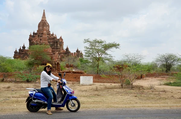 Viajero tailandés mujer paseo en motocicleta viajar alrededor de Bagan — Foto de Stock