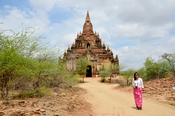 Femme thaïlandaise regardant Myauk Guni Temple — Photo
