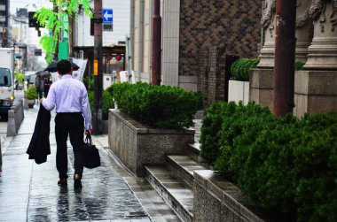 Yürüyen bussiness Japon adam