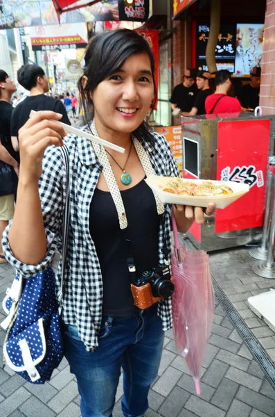 Taylandlı kadın takoyaki yeme — Stok fotoğraf