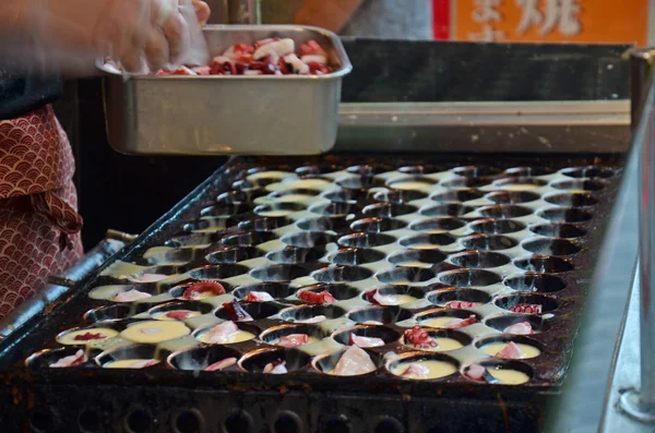 Vaření takoyaki je japonský snack ve tvaru koule — Stock fotografie