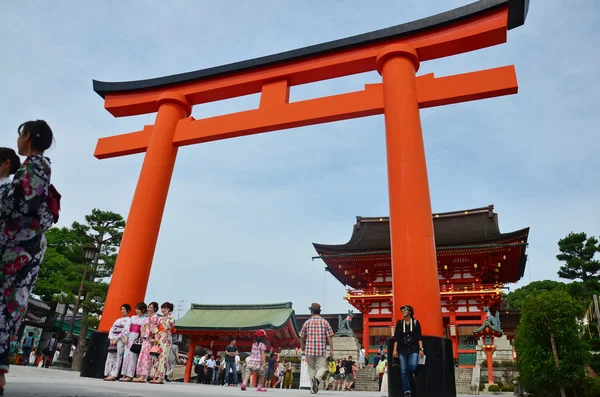 Lidé a cestovatel cestování a procházky na vnitřní straně v Fushimi Inar — Stock fotografie