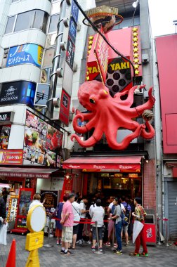İnsanlar satın takoyaki satırına stand 