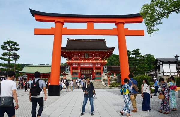 Mensen en reiziger reizen en lopen naar binnenkant op Fushimi Inari — Stockfoto