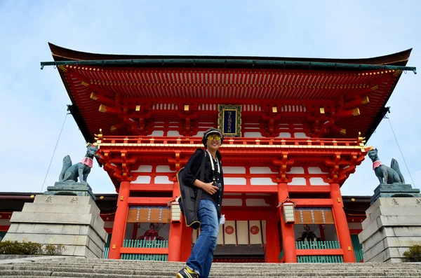 Lidé a cestovatel cestování a procházky na vnitřní straně v Fushimi Inari — Stock fotografie